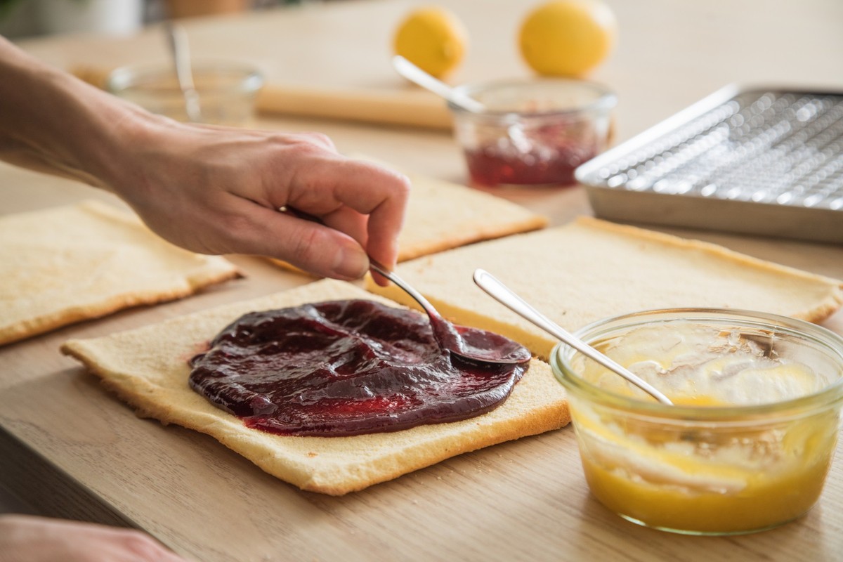 ILLUSTRATION - Für die einzelnen Schichten der Petit Fours braucht es verschiedene Frucht-Füllungen, wie Lemon Curt, Brombeer-Marmelade, rotes Johannisbeeren-Gelee, Aprikosen-Konfitüre. Foto: Christin ...