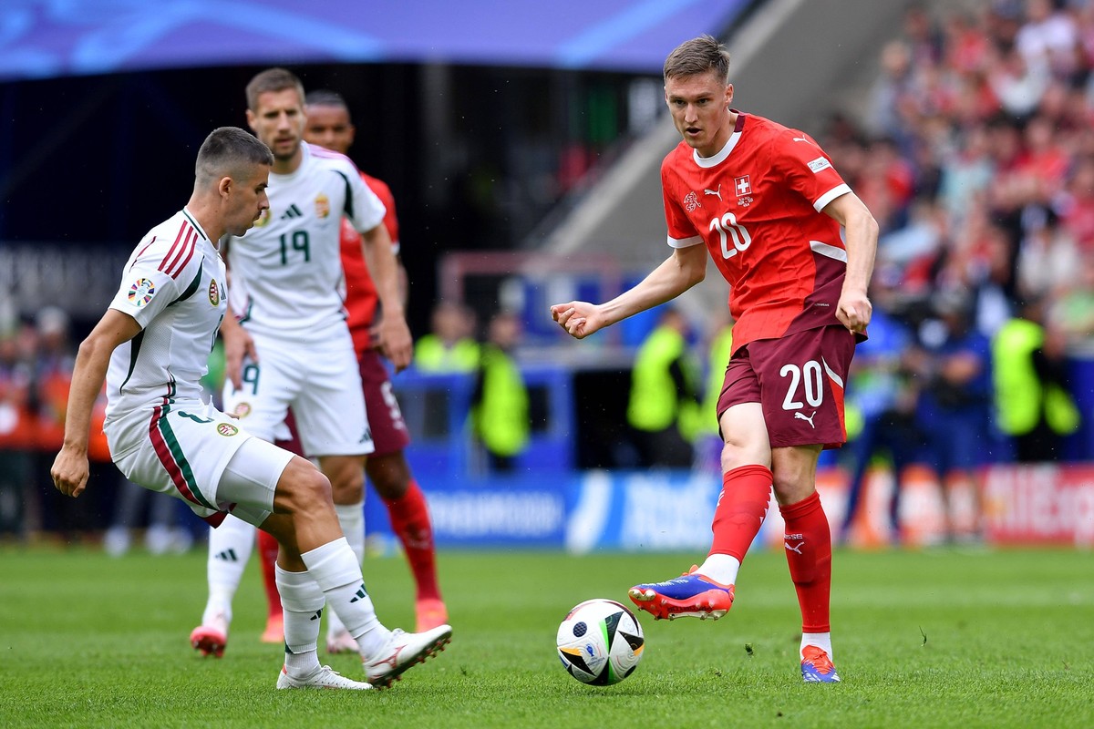 Fu�ball UEFA EURO, EM, Europameisterschaft,Fussball 2024 Gruppenphase 1. Spieltag Ungarn - Schweiz am 15.06.2024 im K�ln Stadion in K�ln Adam Nagy Ungarn , links - Michel Aebischer Schweiz , rechts ** ...