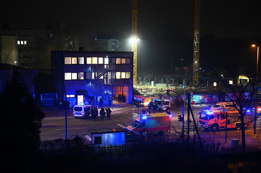 09.03.2023, Hamburg: Polizisten und Helfer sind in Hamburg im Einsatz. Bei Schüssen in einer Hamburger Kirche sind am Donnerstagabend mehrere Menschen getötet und einige Personen verletzt worden. Foto ...