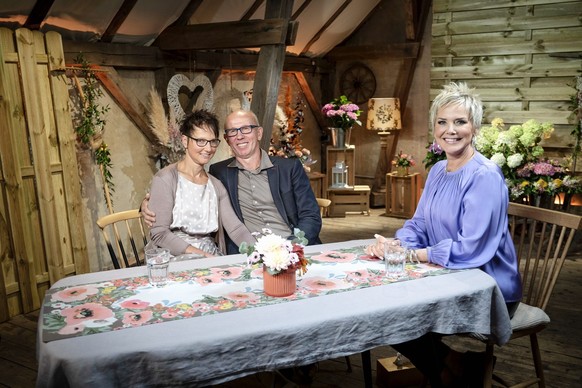Moderatorin Inka Bause (r.) im Gespräch mit Viehwirt Theo (58) und Andrea (52).
+++ Die Verwendung des sendungsbezogenen Materials ist nur mit dem Hinweis und Verlinkung auf RTL+ gestattet. +++
