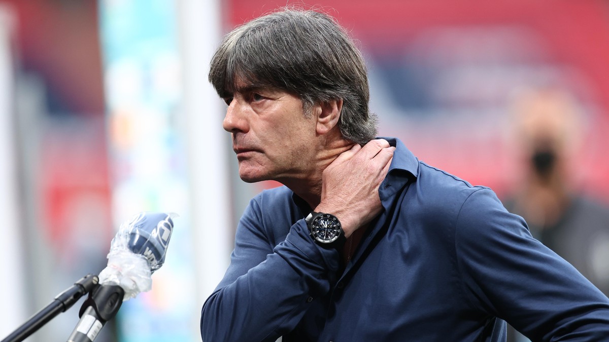 Fußball: EM, England - Deutschland, Finalrunde, Achtelfinale im Wembley Stadion. Bundestrainer Joachim Löw steht während des Interviews.