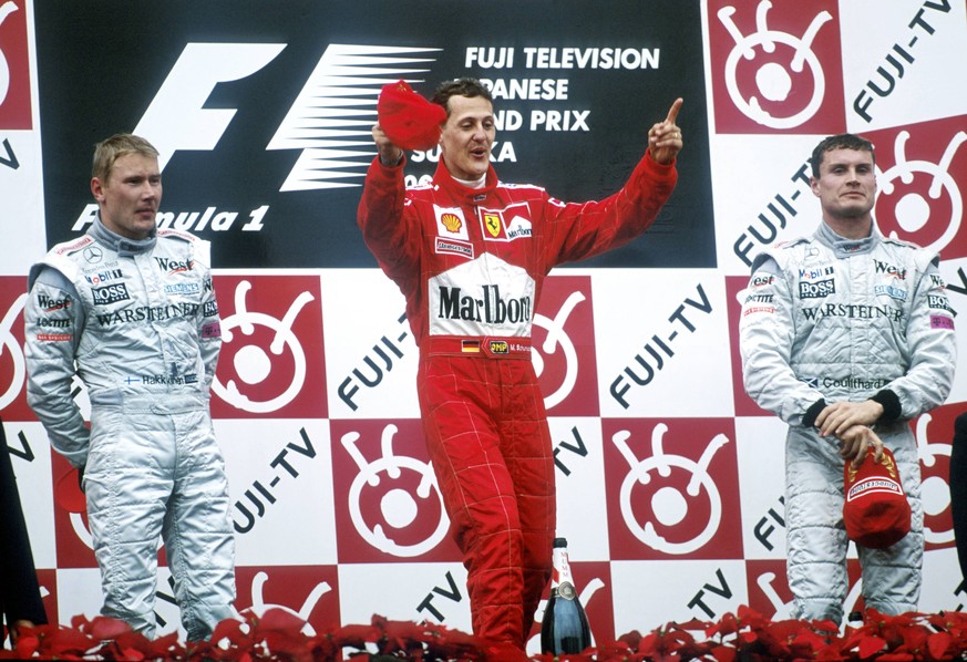 Michael Schumacher mit den langjährigen Mercedes-Rivalen Mika Häkkinen (links) und David Coulthard.