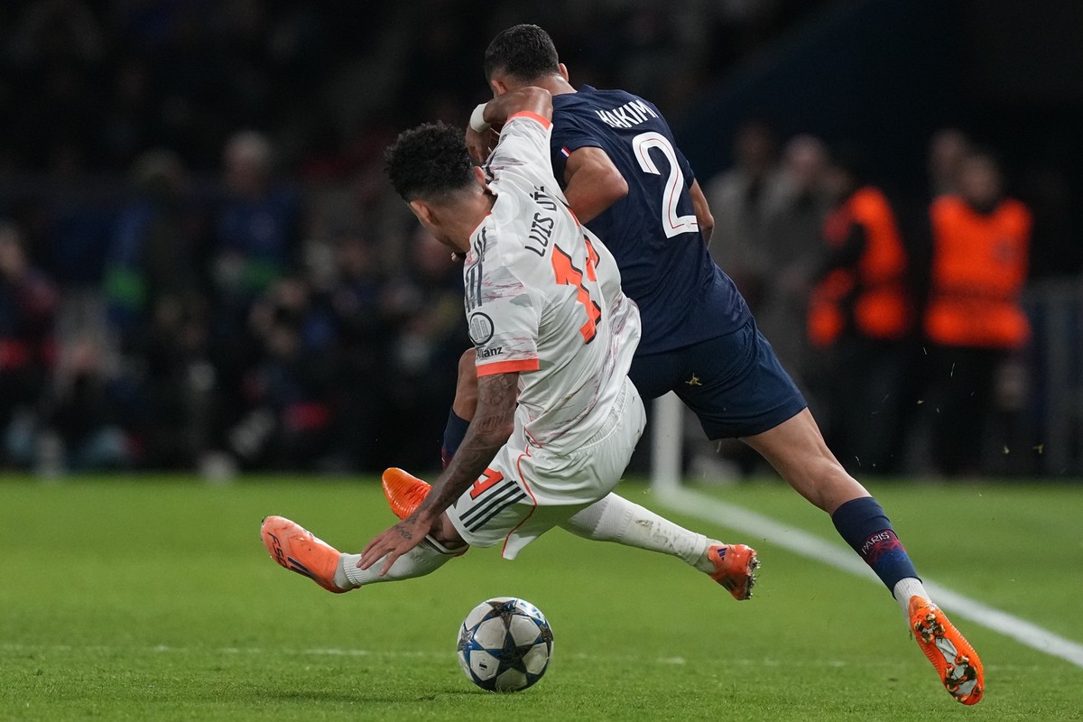Bayern&#039;s Luis Diaz fouls PSG&#039;s Achraf Hakimi during the Champions League opening phase soccer match between Paris Saint-Germain and Bayern Munich in Paris, France, Tuesday, Nov. 4, 2025. (AP ...