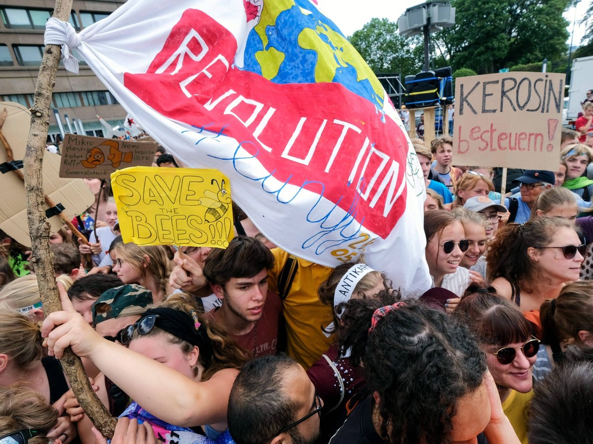 Dortmund, 01.08.2019: Großdemonstration der Bewegung Fridays for Future anläßlich des Sommerkongress der Umweltaktivisten durch die Dortmunder Innenstadt *** Dortmund, 01 08 2019 Major demonstration o ...