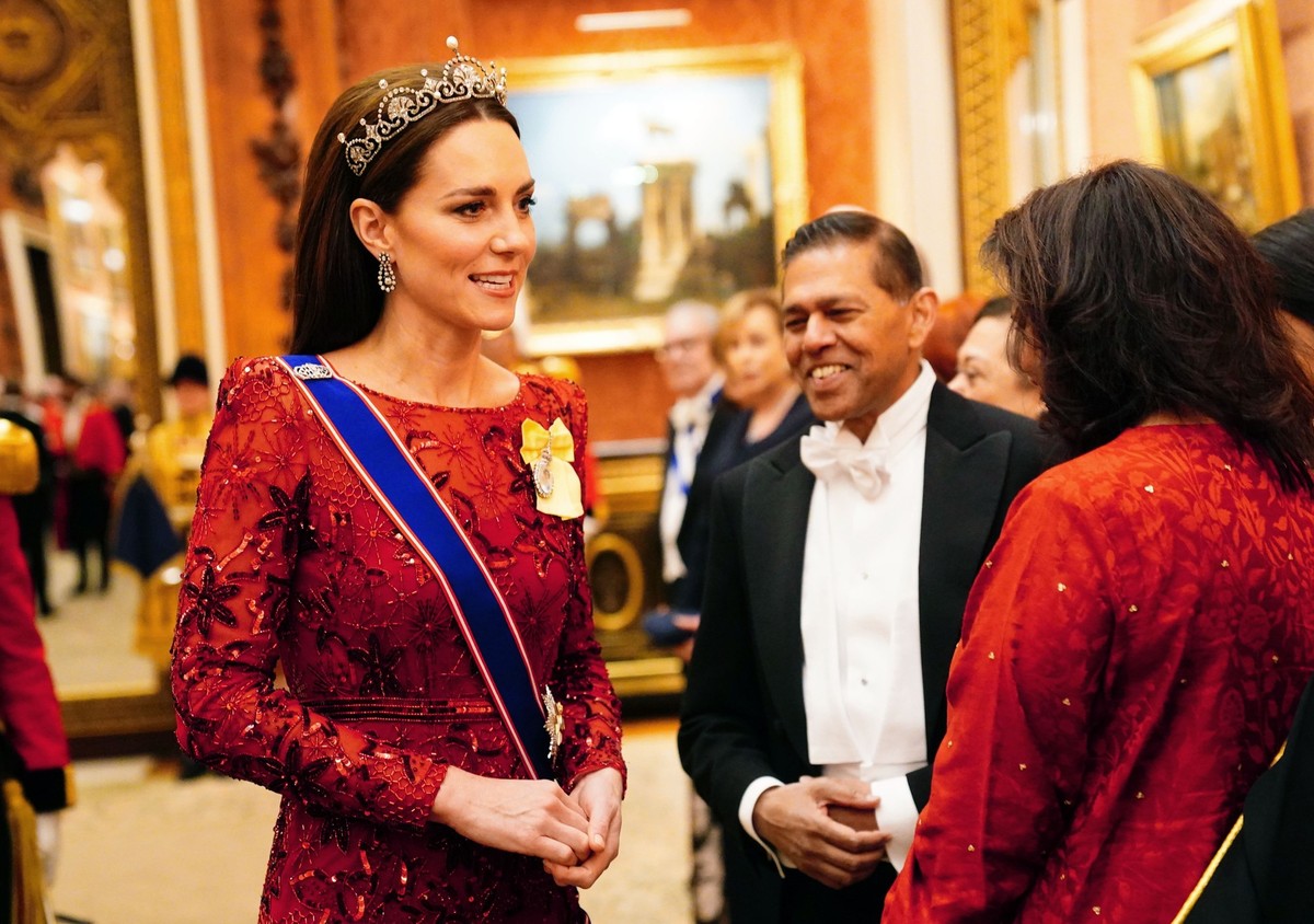 06.12.2022, Gro�britannien, London: Kate, Prinzessin von Wales, spricht mit G�sten w�hrend eines Empfangs des Diplomatischen Korps im Buckingham Palace in London. Foto: Victoria Jones/PA Wire/dpa +++  ...