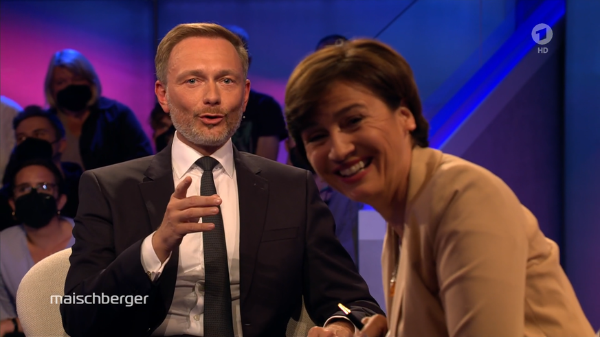 Kuckuck, da ist die Kamera! Finanzminister Christian Lindner (FDP) irritiert Moderatorin Sandra Maischberger.