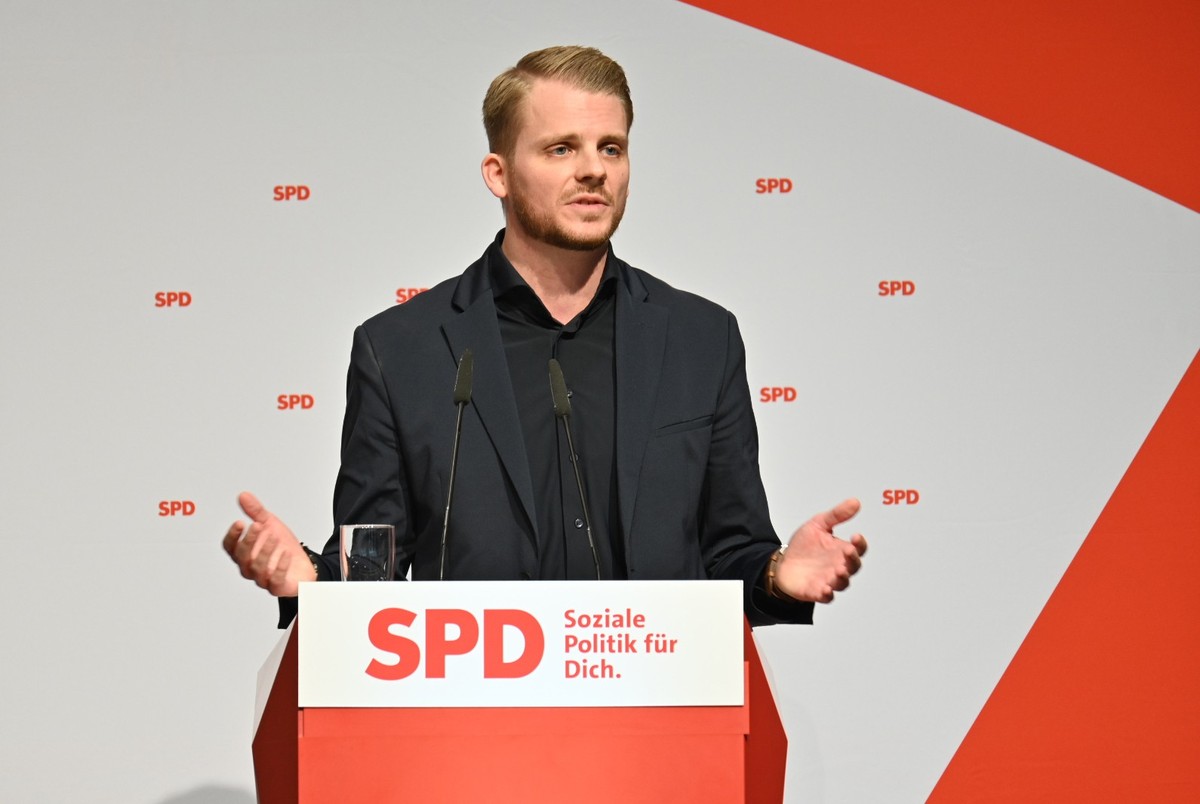 07.12.2024, Schleswig-Holstein, Neumünster: Tim Klüssendorf (SPD), Spitzenkandadidat für die Landesliste der SPD Schleswig-Holstein für die Bundestagswahl 2025, spricht bei der Landeswahlkonferenz der ...