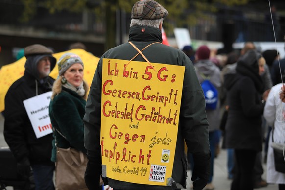 Hunderte Menschen demonstrieren gegen die Corona Maßnahmen in Düsseldorf Schild: Ich bin 5G: Genesen, Geimpft, Getestet, Gefährdert und gegen jede Impfpflicht betr. Covid19. . Hunderte Menschen demons ...