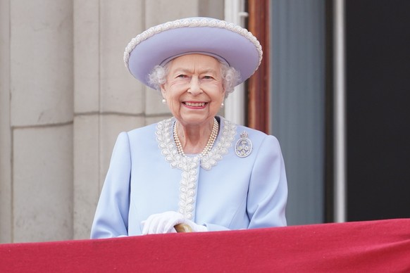 ARCHIV - 02.06.2022, Gro�britannien, London: K�nigin Elizabeth II. beobachtet vom Balkon des Buckingham Palace aus die Geburtstags-Parade Trooping the Colour am ersten von vier Tagen der Feierlichkeit ...