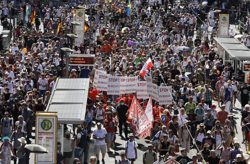 Berlin, DEU, 01.08.20220 -In Berlin demonstrieren Tausende Corona-Leugner gegen die Beschraenkungen in der Pandemie. Abstandsregeln wurden ignoriert. Masken traegt kaum jemand. Veranstalter der Demo i ...