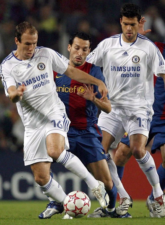 Arjen Robben wird von Barcelonas Gianluca Zambrotta verfolgt, Michael Ballack (r.) versucht den Italiener daran zu hindern