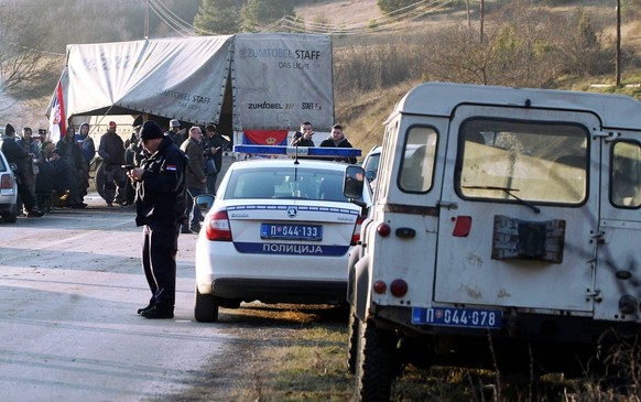 News Bilder des Tages Serbia Kosovo Tensions 8349310 28.12.2022 Serbian police vehicles are seen on a blocked road leading to Merdare crossing between Serbia and Kosovo, in Kursumlija municipality, Se ...