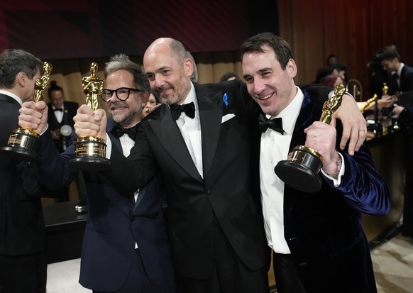 12.03.2023, USA, Los Angeles: Christian M. Goldbeck (l-r), Gewinner des Oscars für das beste Produktionsdesign für «Im Westen nichts Neues», Edward Berger, Gewinner des Oscars für den besten internati ...