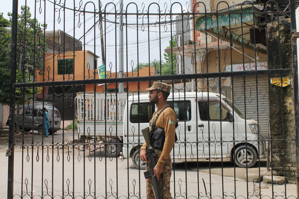 20.02.2025, Pakistan, Islamabad: Ein Wachmann steht vor dem Haji-Abschiebezentrum in der pakistanischen Hauptstadt. Zahlreiche Afghanen aus dem deutschen Aufnahmeprogramm befinden sich seit einigen Ta ...