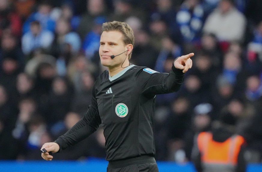 28.01.2023, Berlin: Fußball: Bundesliga, Hertha BSC - 1. FC Union Berlin, 18. Spieltag, Olympiastadion, Schiedsrichter Felix Brych entscheidet auf Abseits. Foto: Soeren Stache/dpa - WICHTIGER HINWEIS: ...