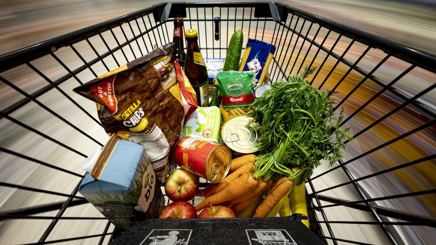 ARCHIV - 14.04.2021, Berlin: Ein Einkauf liegt in einem Einkaufswagen in einem Supermarkt. (zu dpa: &quot;Inflation weiter