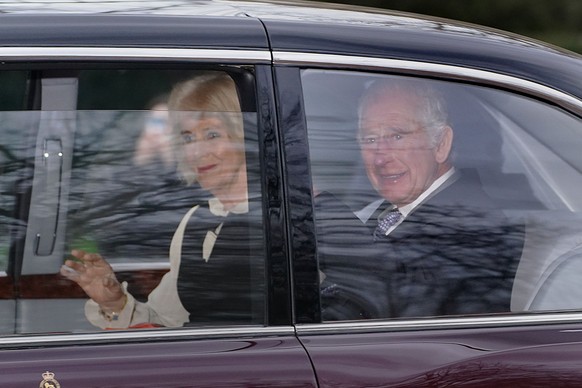 dpatopbilder - 06.02.2024, Gro�britannien, London: K�nig Charles III. und K�nigin Camilla verlassen in einer Limousine das Clarence House. Bei K�nig Charles III. ist eine Krebserkrankung diagnostizier ...