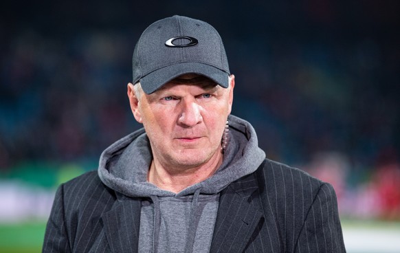 ARCHIVE - October 29, 2019, North Rhine-Westphalia, Bochum: Soccer: DFB Cup, VfL Bochum - Bayern Munich, 2nd round in the Vonovia Ruhrstadion.  Stefan Effenberg is a TV expert on the sidelines.  He welcomes...