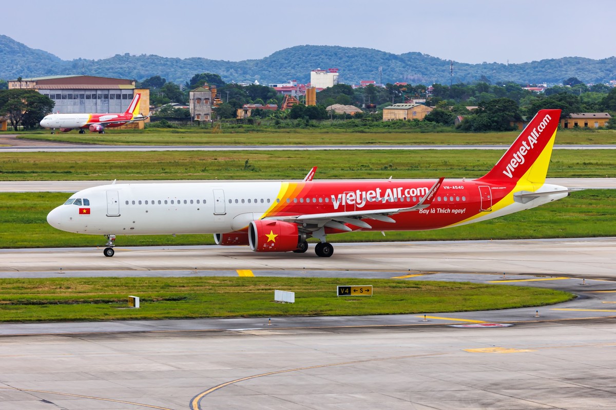 VietJet Air Airbus A321neo airplane at Hanoi Airport in Vietnam, Hanoi, Vietnam - October 7, 2023: VietJet Air Airbus A321neo airplane at Hanoi Airport (HAN) in Vietnam., Hanoi, Vietnam - October 7, 2 ...