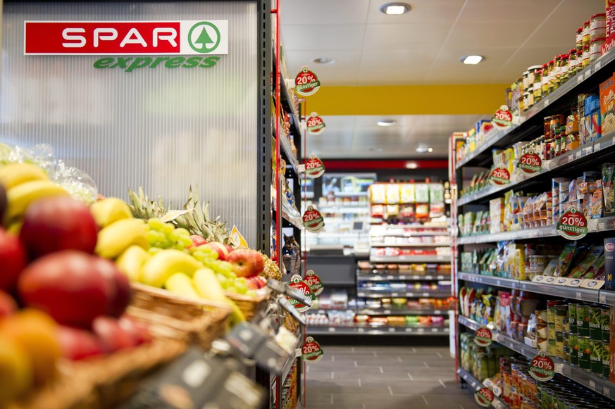 Blick in den ersten SPAR express der Schweiz an der AVIA Tankstelle am Dienstag, 5. Juli 2011 am Zuercher Mythenquai. (PHOTOPRESS/Ennio Leanza)