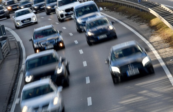 Dichter Verkehr auf der Bundesstrasse 17, B 17, bei Augsburg am 05.02.2022. Allgemeines Bild. Symbolfoto. Wischer. Zoomeffekt.