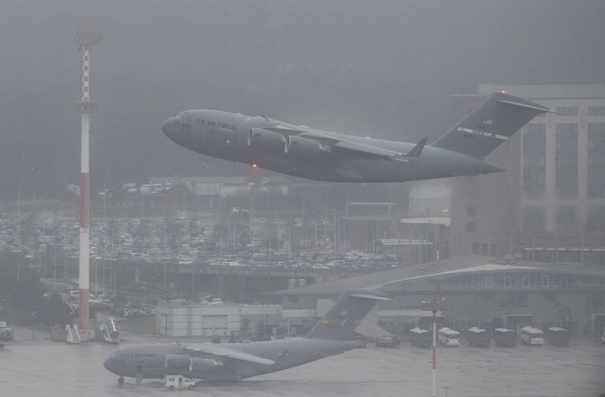 Eine US-Transportmaschine startet vom Luftwaffenstützpunkt Ramstein. Bei Truppenverlegungen der USA ist Deutschland wichtiges Drehkreuz.