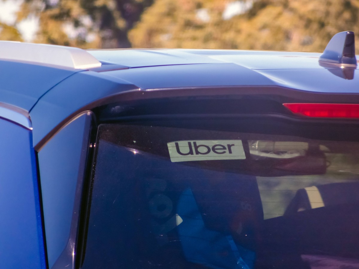 Calgary, Alberta, Kanada. 17. Oktober 2025. Ein Uber-Aufkleber prangt an der Heckscheibe eines Autos und steht f