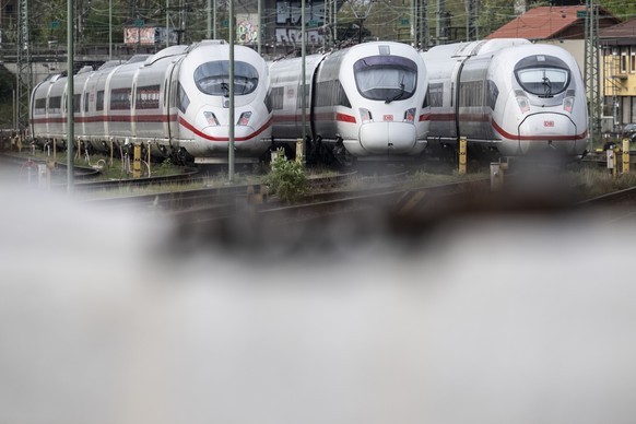 19.04.2023, Hessen, Frankfurt/Main: Personenzüge stehen auf Abstellgleisen am Hauptbahnhof in Frankfurt. Für den kommenden Freitag hat die Gewerkschaft EVG erneut bundesweite Warnstreiks angekündigt.  ...