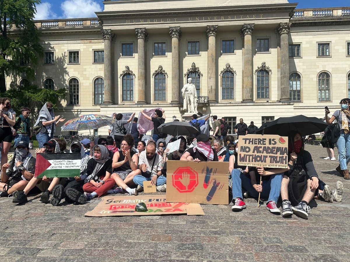 03.05.2024, Berlin: Menschen protestieren auf dem Gelände der Humboldt-Universität Berlin gegen den Krieg im Gazastreifen. Auch an Universitäten in den USA hatte es zuletzt propalästinensische Demonst ...