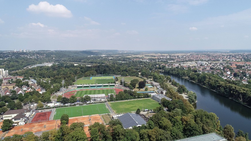 Donau (rechts), Stadion (links).