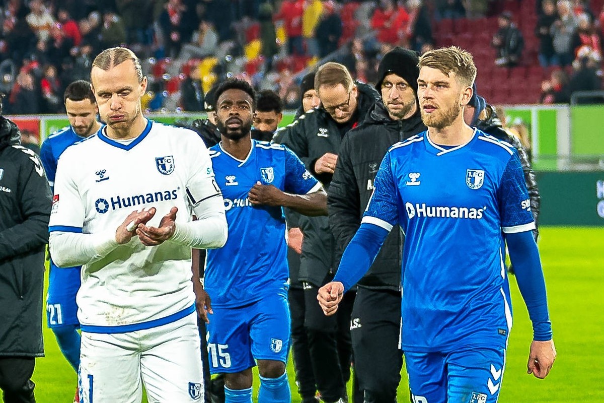 20.12.2024, Fussball: 2. Bundesliga, Saison 2024/2025, 17. Spieltag, Fortuna Duesseldorf vs. 1. FC Magdeburg in der Merkur-Spiel-Arena in Duesseldorf. Dominik Reimann 1. FC Magdeburg, 01 muss auf dem  ...