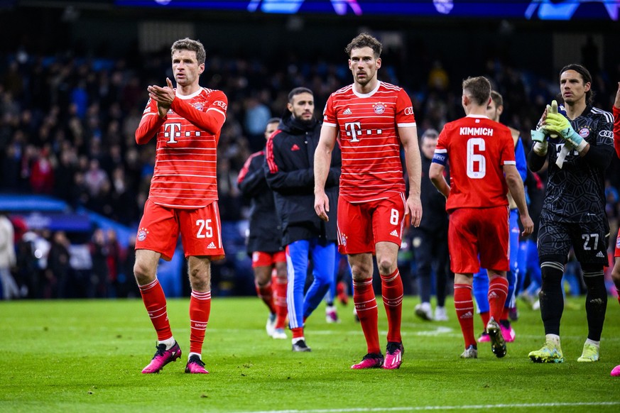 11.04.2023, Großbritannien, Manchester: Fußball: Champions League, Manchester City - Bayern München, K.o.-Runde, Viertelfinale, Hinspiele, Etihad Stadium. Münchens Thomas Müller (l) und Münchens Leon  ...