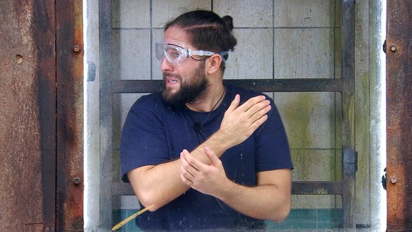 Lilly und Maurice Dziwak treten zu ihrer Dschungelprüfung &quot;Stock-Schauer&quot; an. Maurice steht in einem großen Wassertank. In einem weiteren Tank über ihm wird Lilly eingesperrt. Oben muss Lill ...