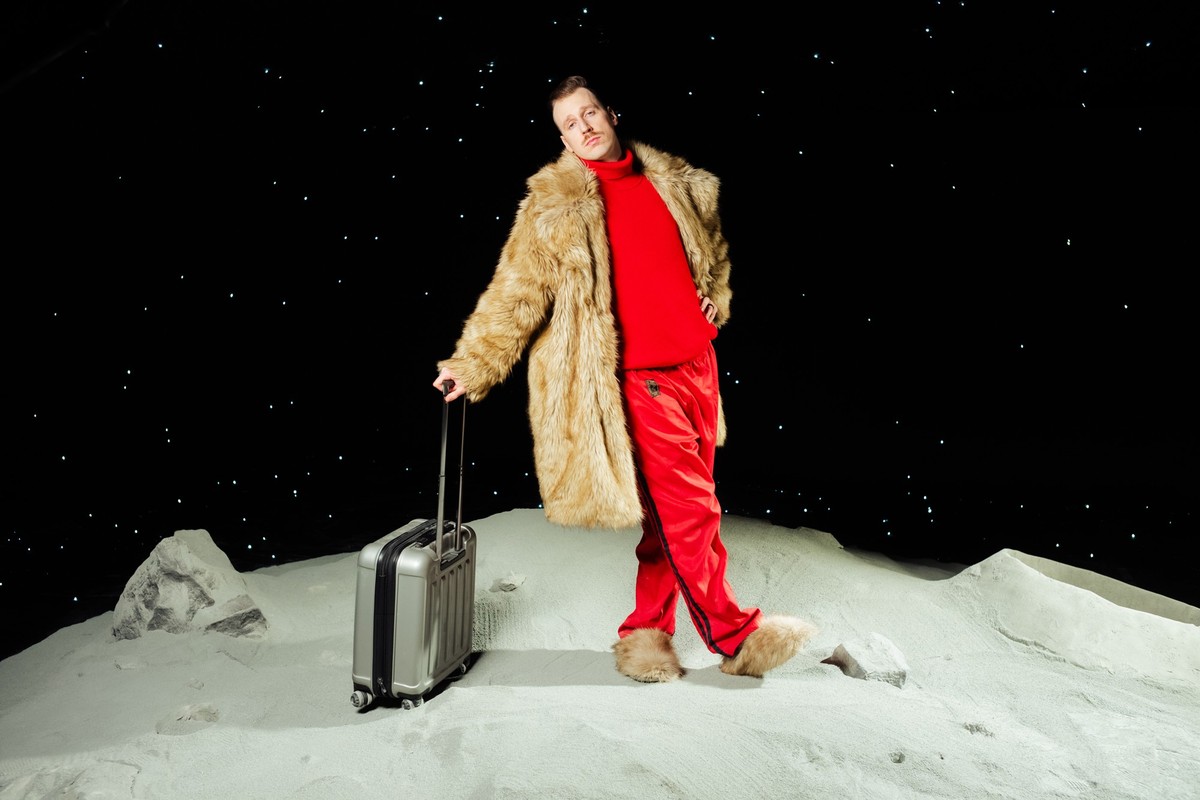 Alligatoah: Der Release zum neuen Album &quot;Off&quot; ist am 22. März 2024. Für die Wochen davor hat sich der Rapper auf dem Mond zurückgezogen und beobachtet von dort das Geschehen auf der Erde. Im ...