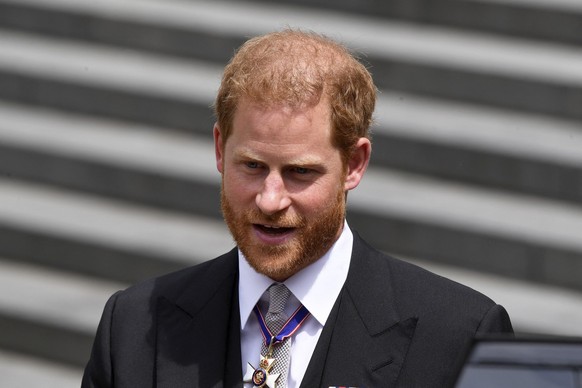 ARCHIV - 03.06.2022, Großbritannien, London: Der britische Prinz Harry verlässt am zweiten Tag der Feierlichkeiten zum Platinjubiläum der Queen die St. Paul&#039;s Cathedral. Prinz Harry kann sich nac ...