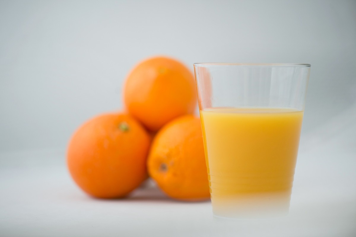 ARCHIV - 05.04.2016, Sachsen, Dresden: ILLUSTRATION - Orangen liegen neben einem Glas Orangensaft. (Zu dpa &quot;Schlechte Ernten: Orangensaft wird knapp und Preise steigen&quot;) Foto: Arno Burgi/dpa ...