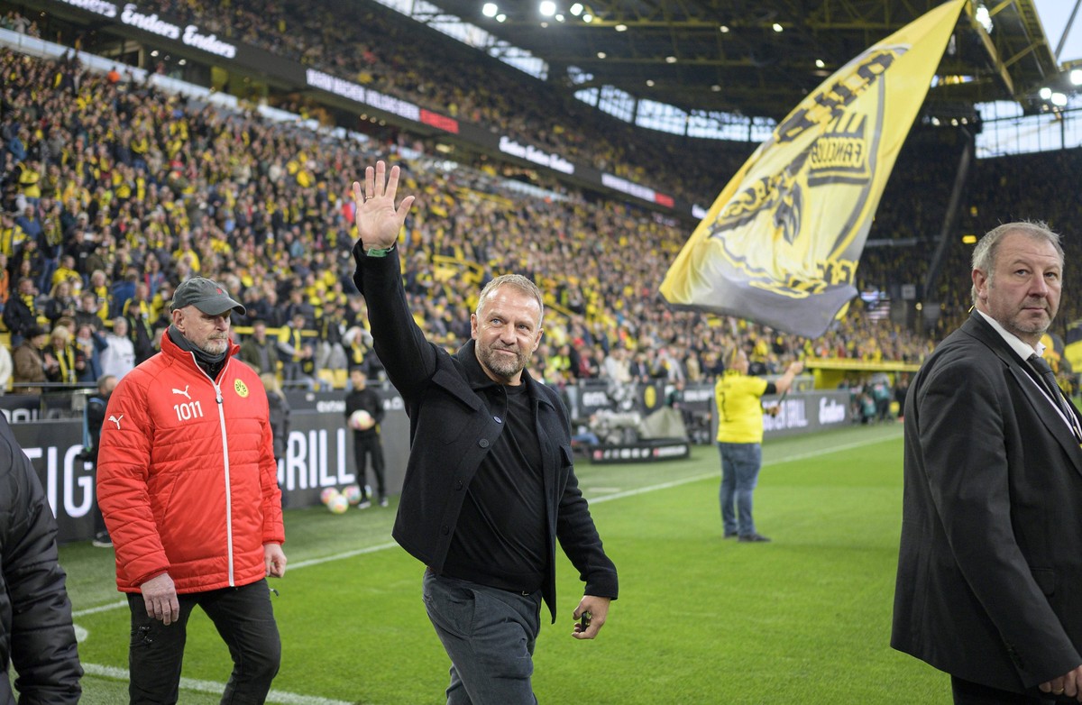 Trainer / Bundestrainer Hans-Dieter Hansi FLICK GER zu besuch, winkt, winkend. Fussball 1. Bundesliga, 09.Spieltag, Borussia Dortmund DO - FC Bayern Muenchen M 2:2, am 08.10.2022 in Dortmund/ Deutschl ...