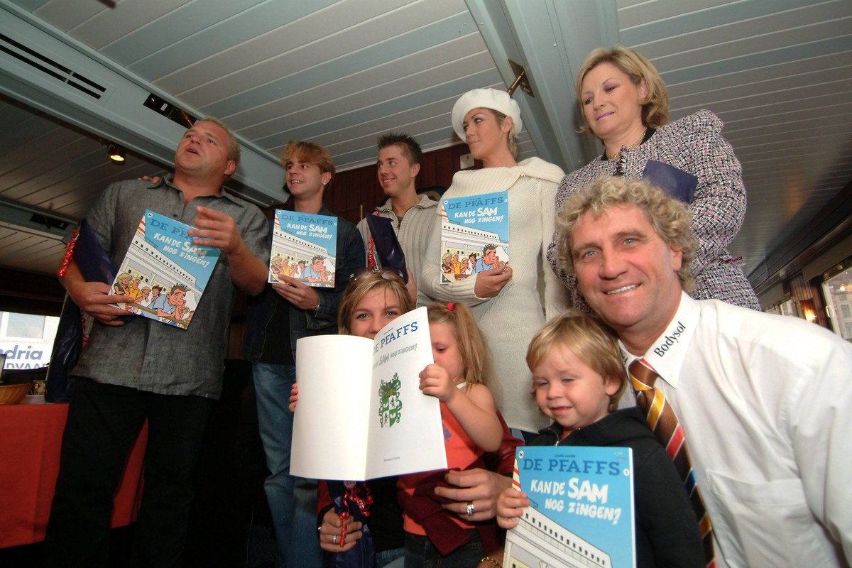 BRU161 - - ANTWERP, BELGIUM : Jean-Marie Pfaff and the familly pictured at the presentation of The Pfaffs, Kan de Sam nog zingen, a cartoon strip on the Pfaff family, Werdnesday 06 October 2004, in An ...