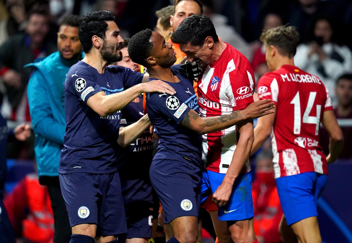 Madrid's Stefan Savic (2.v. r.) stößt mit dem Kopf nach Raheem Sterling.