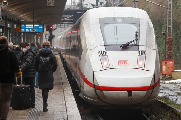 09.12.2023, Hamburg: Ein ICE verl�sst den Hauptbahnhof. Nach dem Ende des Warnstreiks muss die Deutsche Bahn nicht nur den Schienenverkehr wieder anrollen lassen, sondern auch den Fahrplanwechsel am S ...