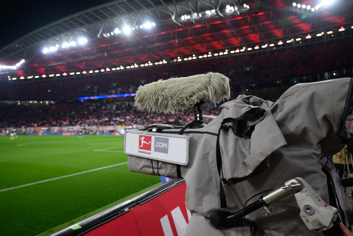 ARCHIV - 17.02.2024, Sachsen, Leipzig: Fußball: Bundesliga, RB Leipzig - Borussia Mönchengladbach, 22. Spieltag, Red Bull Arena. Eine Kamera steht am Spielfeldrand. Die TV-Auktion der DFL geht in die  ...