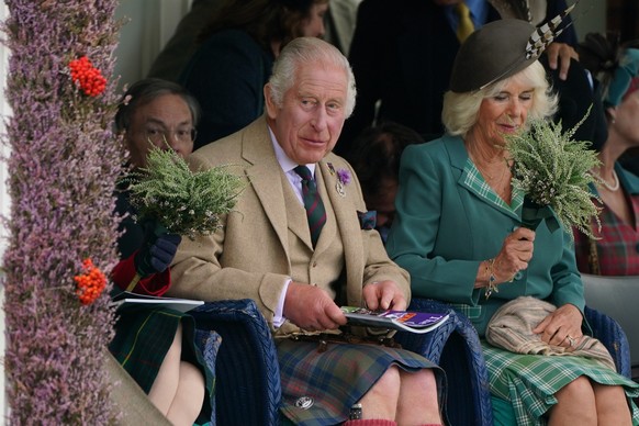 02.09.2023, Gro�britannien, Braemar: K�nig Charles III. und K�nigin Camilla verfolgen die Braemar Highland Games, die nicht weit von der Sommerresidenz der Royals auf dem Landsitz Balmoral stattfinden ...