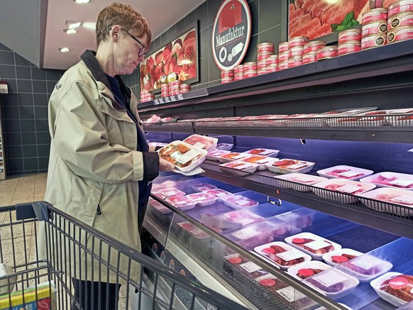 Einkauf in einem Supermarkt oder Discounter zu Zeiten von Inflation. Fleisch, Schweinefleisch, Billigfleisch, Rindfleisch, Fleischindustrie, Fleischindustrie, Fleischtheke, Fleischregal, Rindfleisch,  ...
