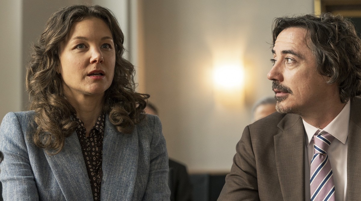 ARD/WDR TATORT: MAN STIRBT NUR ZWEIMAL, Regie: Janis Rebecca Rattenni, Buch: Sascha Arango, am Sonntag (15.12.24) um 20:15 Uhr im ERSTEN.
Überwältigt und erleichtert: Nach dem Urteil zu ihren Gunsten  ...