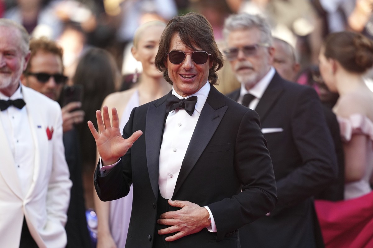 ARCHIV - 14.05.2025, Frankreich, Cannes: Tom Cruise winkt vor der Premiere des Films «Mission: Impossible - The Final Reckoning» bei den 78. Internationalen Filmfestspielen in Cannes. (zu dpa: «Großes ...