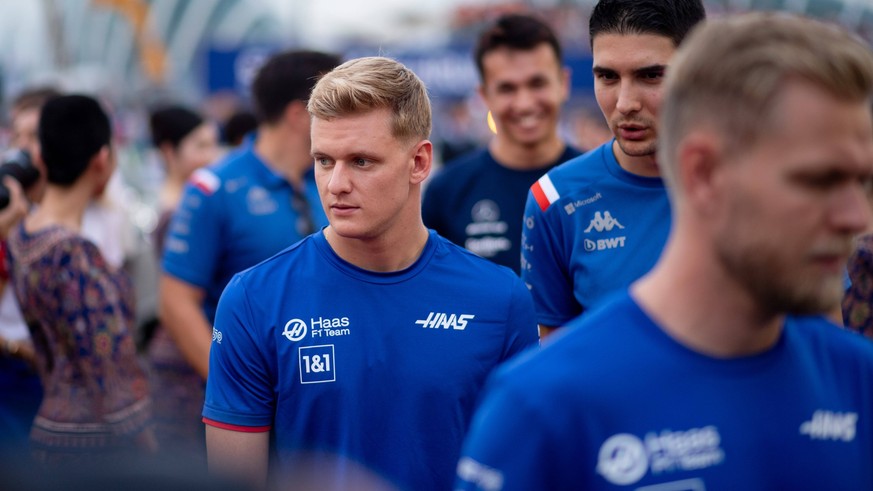 Mick Schumacher GER, Haas F1 Team 47 nachdenklich bei der Fahrerparade, davor Kevin Magnussen DEN, Haas F1 Team 20, dahinter Esteban Ocon FRA, BWT Alpine F1 Team 31, Alex Albon THA, Williams Racing 23 ...