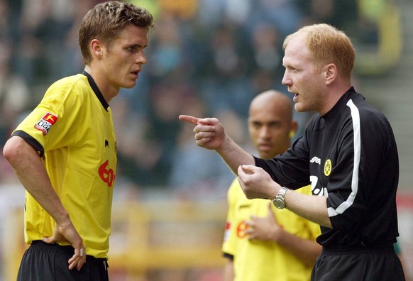 Bildnummer: 00826764 Datum: 24.05.2003 Copyright: imago/Team 2
Sebastian Kehl (li.) erhält Anweisungen von Trainer Matthias Sammer (beide BVB); Mathias, Vdig, hoch, Coach, Gestik, zeigen, Fingerzeig S ...