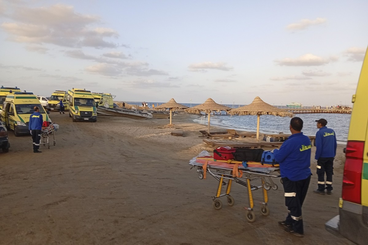 dpatopbilder - 25.11.2024, Ägypten, Marsa Alam: Rettungskräfte arbeiten auf einem Steg nachdem ein Touristenboot mit 45 Personen an Bord vor der Küste gesunken ist. Siebzehn Menschen werden noch vermi ...