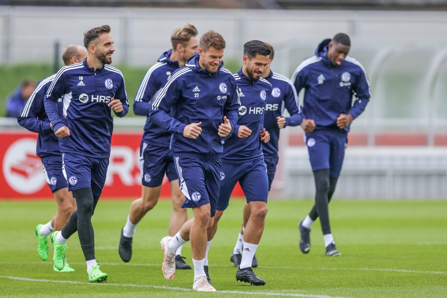 26.09.2022, Fussball, Saison 2022/2023, 1. Bundesliga, Training FC Schalke 04, v. l. Kenan Karaman FC Schalke 04, Simon Terodde FC Schalke 04, Danny Latza FC Schalke 04 Foto: Tim Rehbein/RHR-FOTO Gels ...