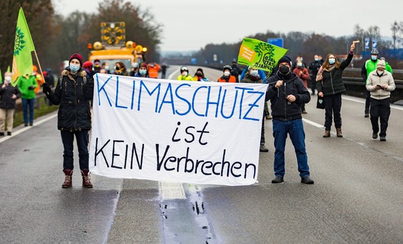 23.01.2022, Demonstrationen in Fulda Foto: Es ist soweit. Die Klima-Aktivisten welche für eine strenge Verkehrswende sind, sind auf der A7 angekommen. Info: Am Sonntagvormittag kam es in Fulda zu insg ...